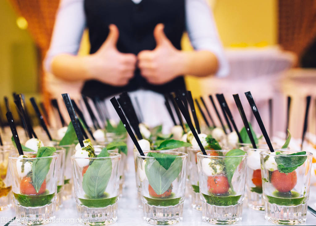 餐饮服务中的核心 侍者角色及其重要性