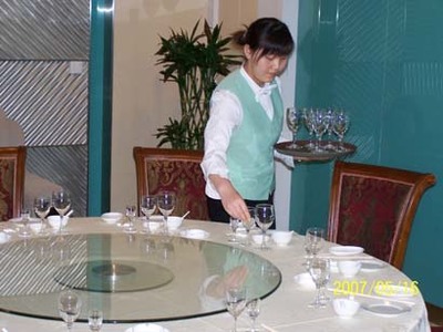 餐饮服务专业素养提升 餐饮部员工摆台培训详解
